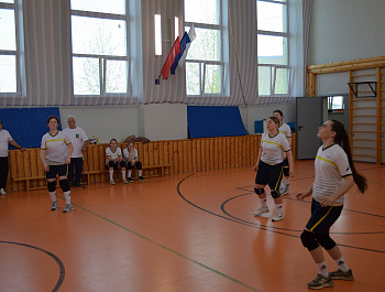 На базе Самойловской средней школы стартовал районный турнир по волейболу