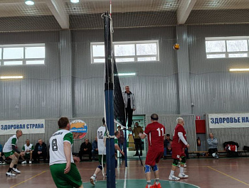 В спортивном зале ФОК «Молодёжный» с. Святославка прошёл открытый областной турнир по волейболу среди мужских команд ветеранов