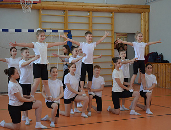 На базе Самойловской средней школы стартовал районный турнир по волейболу