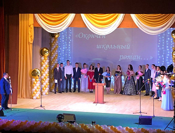 Глава района М.А. Мельников поздравил самойловских выпускников с окончанием школы и началом нового этапа жизненного пути