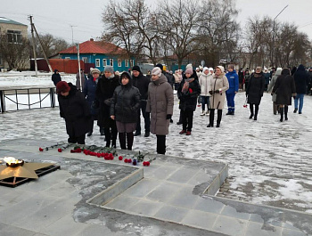 Сегодня во всех муниципальных образованиях Самойловского района прошли торжественные возложения венков и цветов