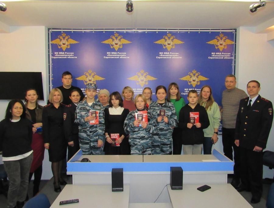 В День Конституции Российской Федерации в рамках общероссийской акции «Мы – граждане России!» юным балашовцам торжественно вручили первые паспорта