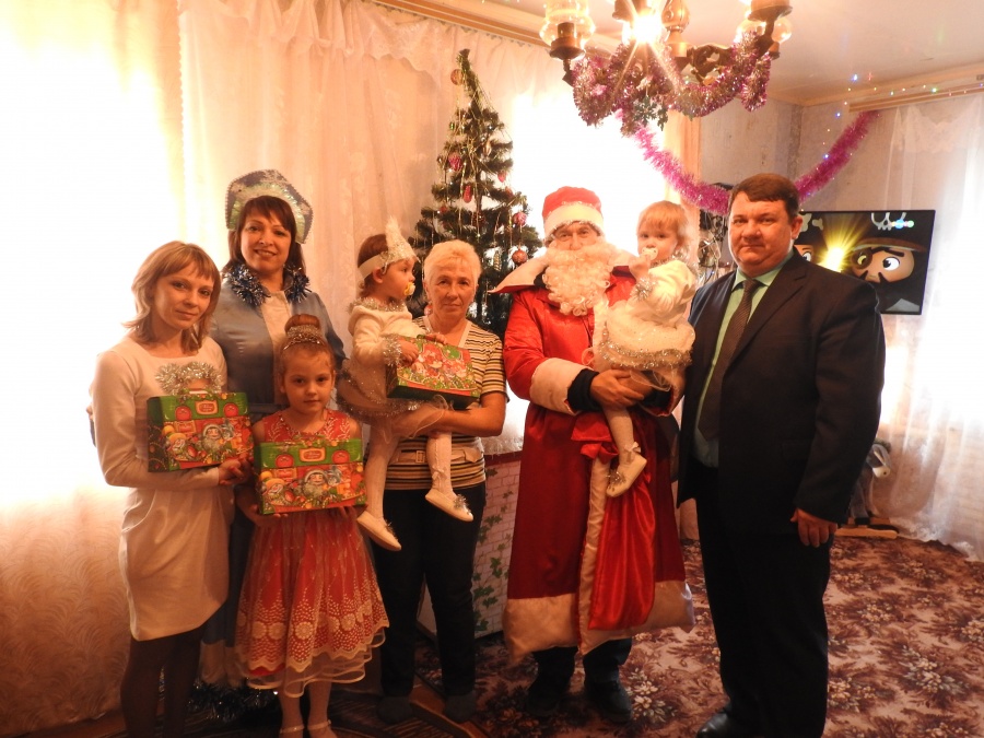 Члены Самойловского местного отделения Партии «Единая Россия» поздравили с Новым годом детей из многодетных и опекаемых семей