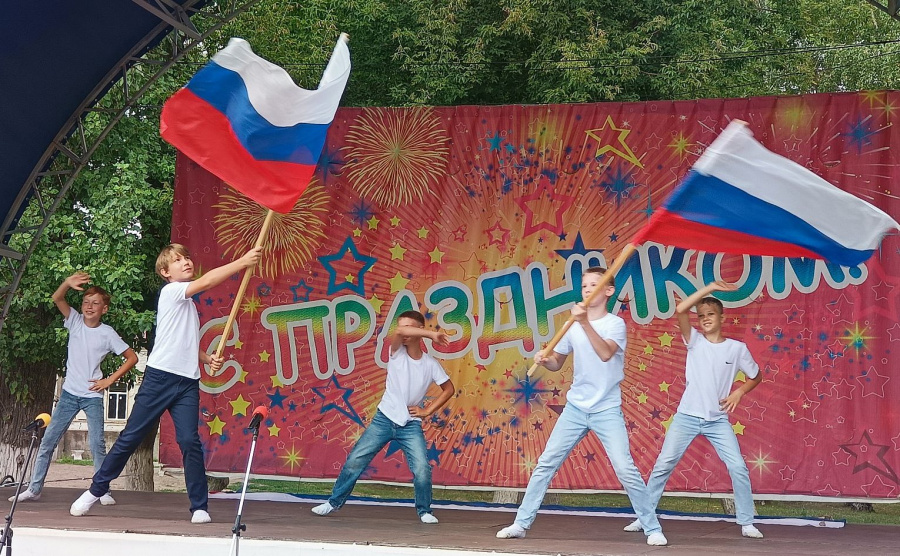 Глава Самойловского района посетил праздничный концерт