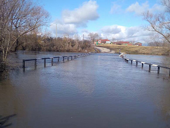 Низководные мосты остаются затоплены, но уже заметен спад воды